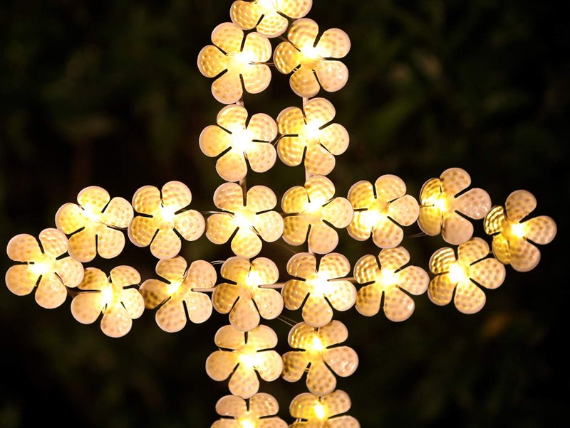 WSgift مصابيح شمسية معدنية على شكل صليب حديقة WSgift مع هيدرانجيا - هدية تذكارية مع 28 LED - هدايا تعزية مثالية (10" عرض x 40" ارتفاع) - Image 3